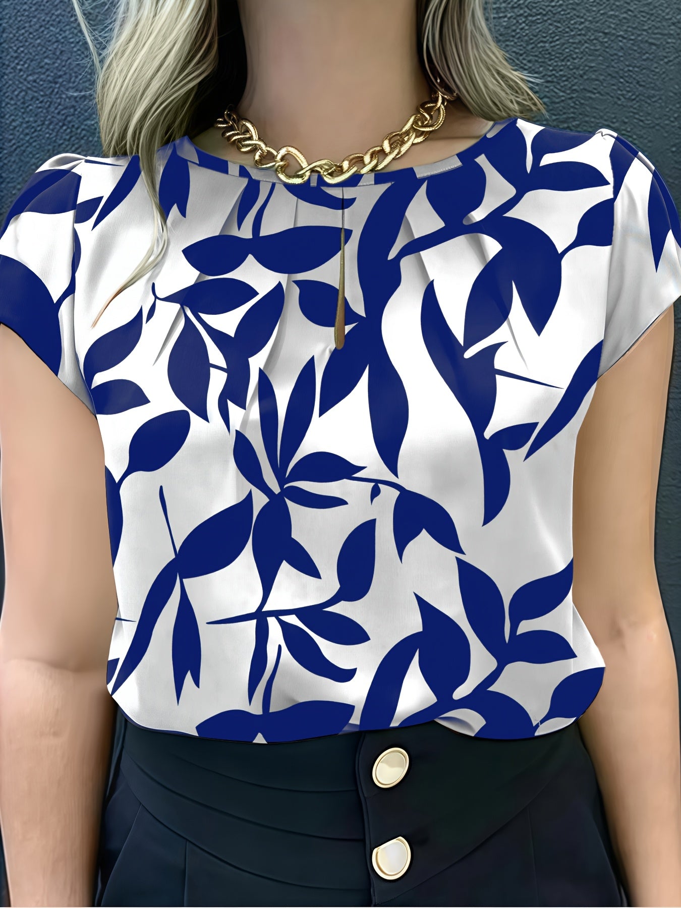 Women'S Casual Blue Floral Print Short Sleeve Blouse - Ruched Bust, Crew Neck, Relaxed Fit for Spring\u002FSummer, Weekend Attire, Casual Wear|Floral Print Top|Ruched Detailing